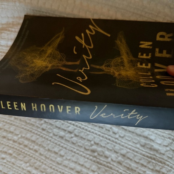 Verity by Colleen Hoover - Picture 2 of 4